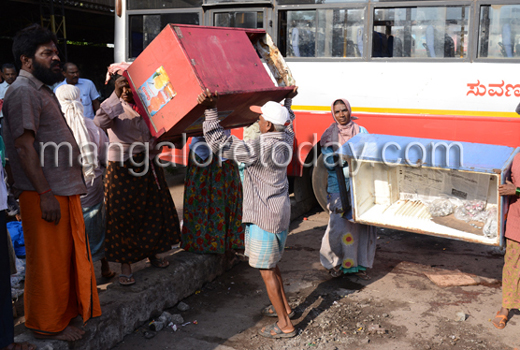MCC evicts petty shops near bus stand, Rao and Rao Circle 1